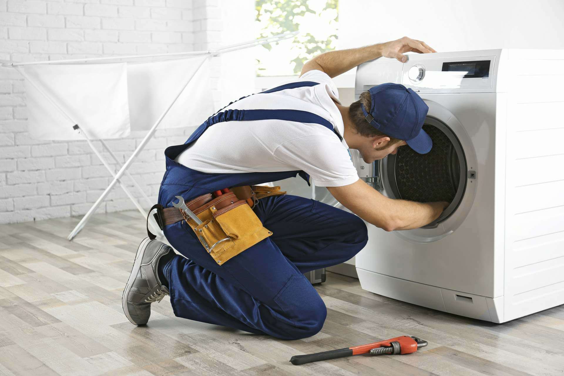 Técnico del servicio técnico Haier reparando electrodomésticos en Toro