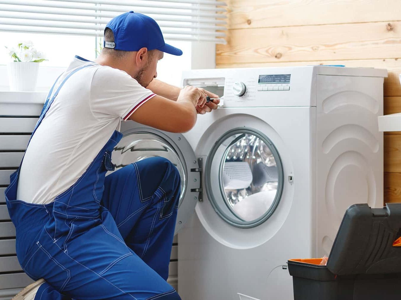 Técnico reparando electrodoméstico Haier en Alcañices